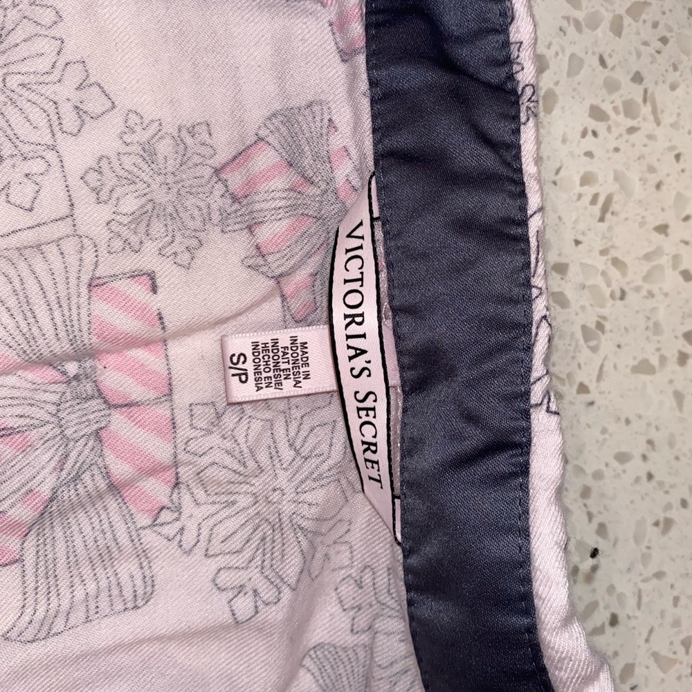 Pajama Set - Picture 2 of 5